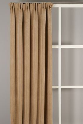 Fondaco Owen Oak gardin upphängd i en ljus miljö, med mjuka veck och tydlig vertikal struktur i det beige manchestertyget.