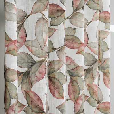 Närbild av Vinnie offwhite gardin som visar bladmotiv i dämpade gröna, beige och rosa nyanser på offwhite bakgrund.
