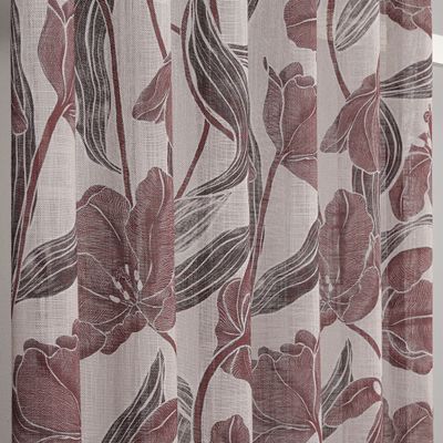 Närbild på Angela vinröd från Fondaco som visar tygets vävda struktur och det uttrycksfulla blommönstret. De vinröda blomformerna och mörka bladen är tecknade med fina linjer som ger motivet djup och detaljrikedom.