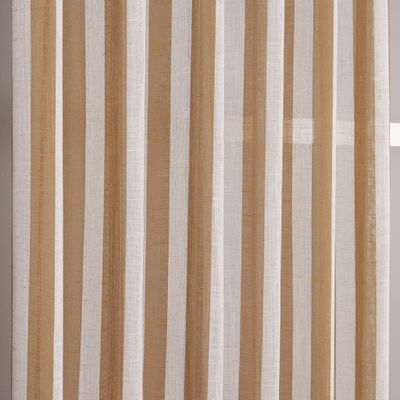 Detaljbild av Disa Havre från Fondaco som visar den luftiga väven och samspelet mellan beige och offwhite ränder. Tygets lätt genomsläppliga kvalitet och vävstruktur framträder tydligt på nära håll.