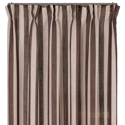 Disa Kaffe gardin från Fondaco mot vit bakgrund, med fokus på gardinens veckade överkant och randiga design. De mörkbruna och ljusare naturtonerna skapar tydliga kontraster i den luftiga väven.