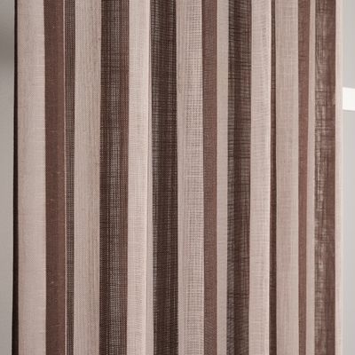 Närbild på Disa Kaffe från Fondaco som visar den tunna, lätt transparenta väven och variationen mellan breda och smala ränder i brunt och beige. Strukturen ger tyget ett naturligt och levande uttryck.