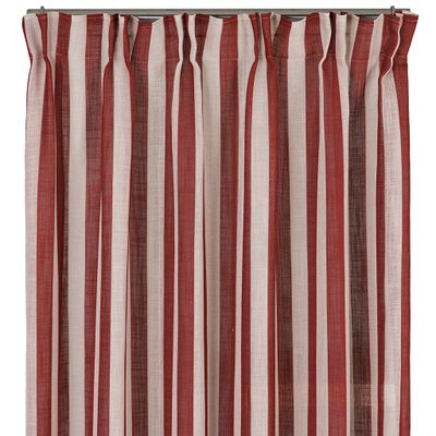 Disa Röd/Beige gardin från Fondaco mot vit bakgrund, med fokus på den veckade överkanten och hur de röda och beige ränderna fortsätter genom gardinens mjuka veck.