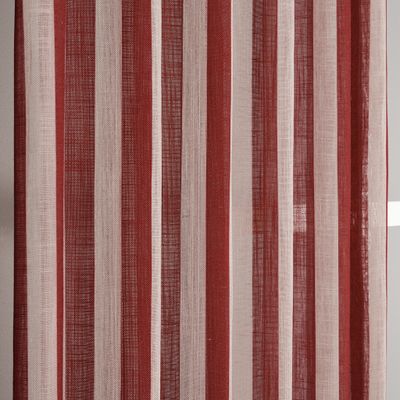 Närbild på Disa Röd/Beige från Fondaco där den vävda strukturen och de varierande vertikala ränderna syns tydligt. Den halvtransparenta kvaliteten ger färgerna olika djup beroende på tygets täthet.