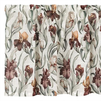 Iris offwhite gardinkappa med blomstermönster av irisblommor i vinröda, beige och gröna toner mot en ljus offwhite botten.