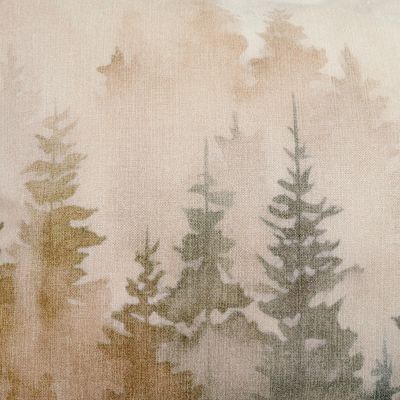 Närbild av Forest kuddfodral med dimhöljda granar och tallar i akvarellstil.