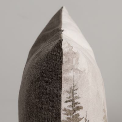 Forest kuddfodral som visar övergången mellan det tryckta skogsmotivet och den enfärgade bruna baksidan.