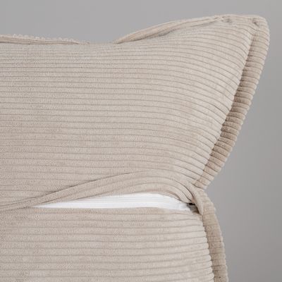 Närbild av baksidan på Owen beige kuddfodral med dold dragkedja och ribbad manchesterstruktur