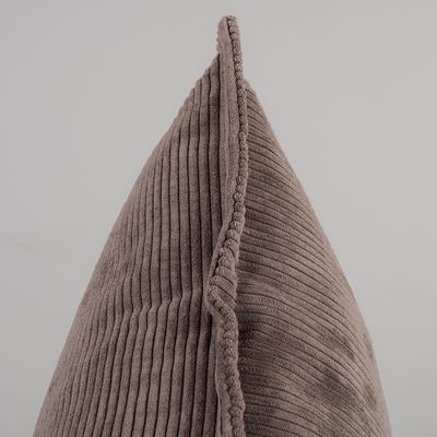 ärbild på Owen kaffe som visar den mjuka ribbade manchesterstrukturen och kuddfodralets dekorativa kant.