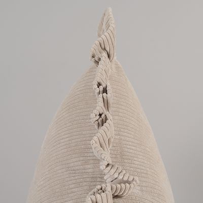 Närbild från sidan av Owen beige kuddfodral som visar manchesterstrukturen och den rynkade volangen