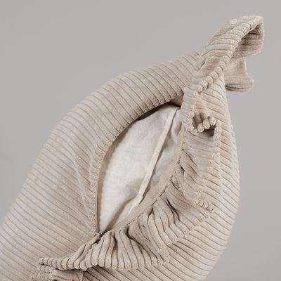 Detaljbild av Owen beige kuddfodral med dold dragkedja nedtill och ljust innerfoder