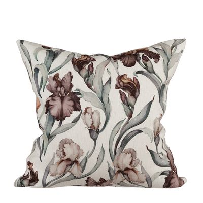 Iris offwhite kuddfodral med vackert akvarellmönster av irisblommor i bruna och salviagröna toner.