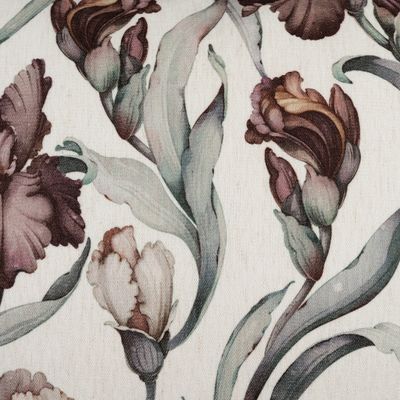 Närbild av Iris offwhite kuddfodral som visar detaljrikt blommönster med irisblommor och mjuka gröna blad.