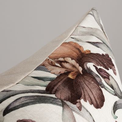 Detaljbild av Iris offwhite kuddfodral med dekorativ passpoal och elegant blommönster i akvarellstil.