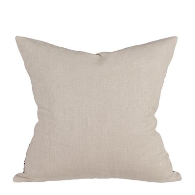 Baksidan av Iris offwhite kuddfodral i enfärgat beige tyg som ger ett stilrent och harmoniskt uttryck.