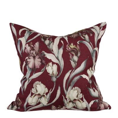Iris vinröd kuddfodral med elegant mönster av irisblommor i cremevita, brunlila och salviagröna toner mot vinröd botten.