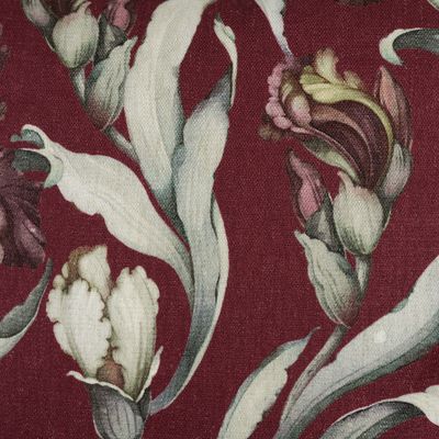 Närbild av Iris vinröd kuddfodral som visar det detaljrika blommönstret med irisblommor och dekorativa blad.