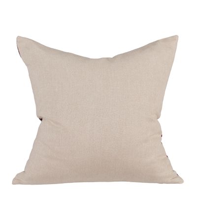 Baksidan av Iris vinröd kuddfodral i enfärgat beige tyg som ger ett stilrent och harmoniskt uttryck.