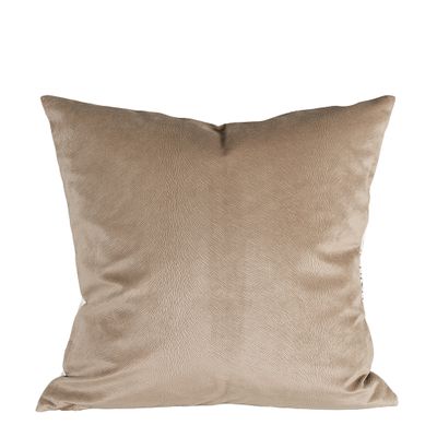 Baksidan av Julby kuddfodral i enfärgad beige mjuk, sammetsliknande kvalitet.