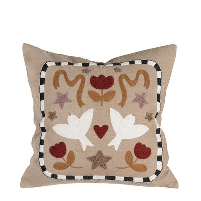Kuddfodral Paloma med broderat motiv av vita fåglar, blommor, hjärtan och stjärnor på beige botten med svartvit kant.