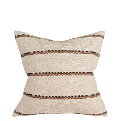 Kuddfodral Paul med vävd beige framsida och dekorativa horisontella ränder i svart och brunt.