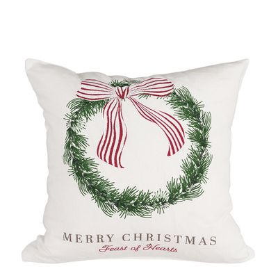 Ribbon kuddfodral 45x45 cm i vitt med grön julkrans, rödvit randig rosett och texten Merry Christmas.