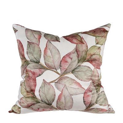 Vinnie offwhite kuddfodral 45x45 cm med akvarellinspirerat bladmönster i gröna och rosa toner mot ljus offwhite botten.