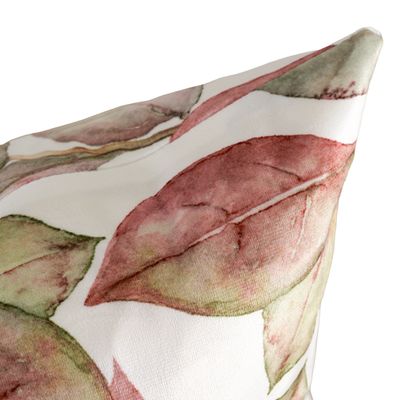 Närbild på Vinnie offwhite kuddfodral med akvarellinspirerade blad i dämpade gröna och rosa nyanser.