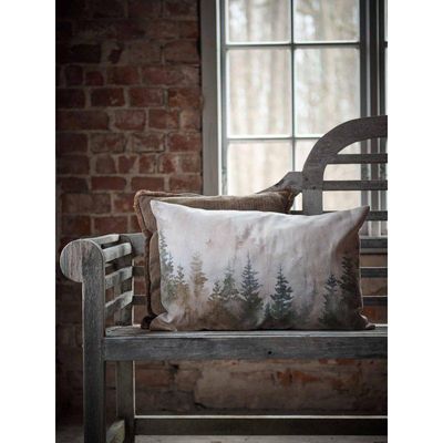 Forest kuddfodral 40x60 cm med motiv av dimhöljd skog i akvarellstil. Mjuka toner av granar och tallar skapar en lugn känsla av urskog och vildmark.