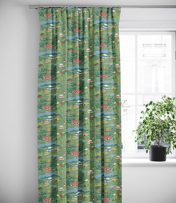 Semester grön gardin med detaljerat mönster av natur och camping, upphängd framför fönster i ljust rum