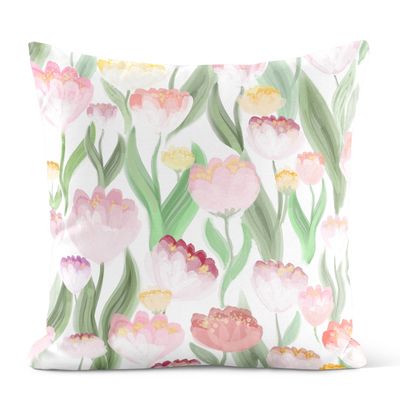 Ljuvligt rosa kuddfodral med mjukt blomstermönster i rosa och aprikosa nyanser med gröna blad