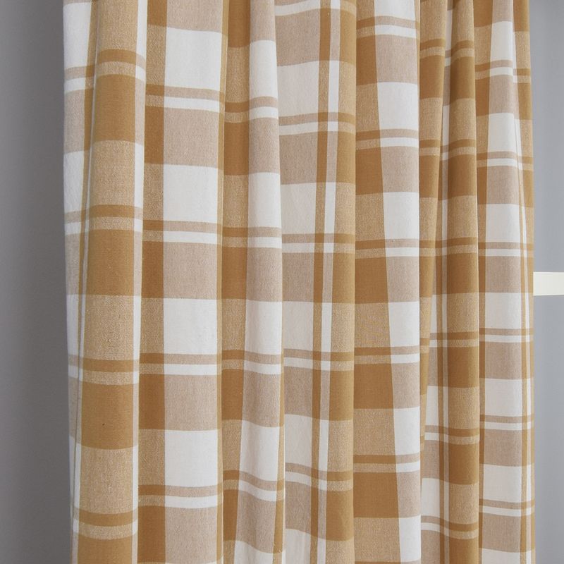 Klassiska rutiga gardiner i en beige/gul färgställning.