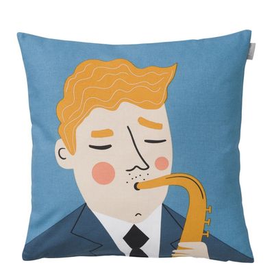 Kuddfodral från Spira med jazzmusikern Harry, som spelar saxofon i blå kavaj mot en blå bakgrund.