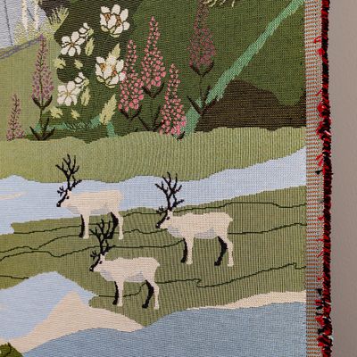 Närbild på Fjällvandring gobelängtyg med renar och vävd struktur i gröna toner.