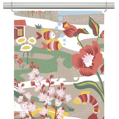 Panelgardin med illustration av svensk sommaridyll med fiskar, katt, blommor och stuga i orange, beige och grönt.