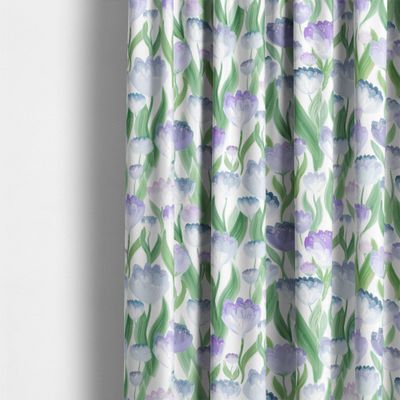 Närbild på Ljuvligt blå gardiner som visar det mjuka blomstermönstret