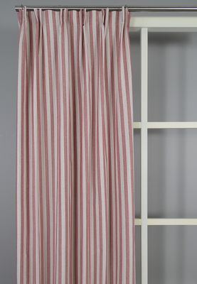 Vegani röd randiga gardiner som ramar in ett fönster och ger rummet en varm och klassisk känsla.