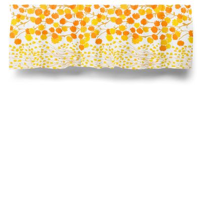 En livfull gardinkappa på metervara med ett frodigt mönster av gula och orange blommor, perfekt för att tillföra en solig touch till köks- eller vardagsrumsfönstret.