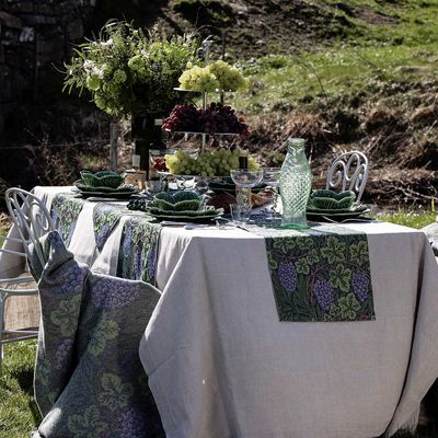 Dukning med bordslöpare Vine från Ekelunds Linneväveri