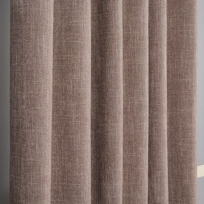 Närbild av mullvadsfärgat mörkläggningstyg med tydlig vävd struktur.