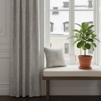 Vardagsrum med Frostblad beige gardiner med ett elegant mönster med stiliserade bladmotiv i mjuka, naturnära toner