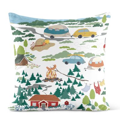 Kuddfodral med färgglatt motiv av campingliv med husvagnar, bilar, tält, lägereld och skog på ljus bakgrund