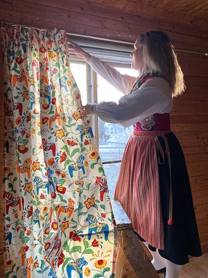 Leksand Natur Gardiner med Traditionellt Dalahästtryck