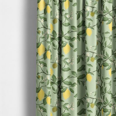 Gardiner sydda i Citronträd grön tyg med citronmönster i ett ljust rum.
