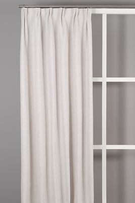 Offwhite 100% mörkläggande gardin i stilren och ljus interiör.