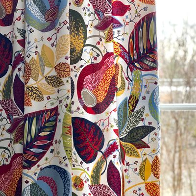 Med en design inspirerad av blad och frukter, erbjuder dessa gardiner en mix av djärva färger som rött, blått, grönt och gult, perfekt balanserade mot en ljus bakgrund.
