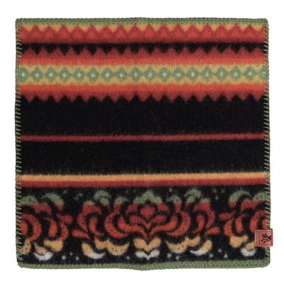 Bunad sittunderlag i lammull från Kerstin Landström Design med folkloristiskt mönster i svart, rött, grönt och ockragult.