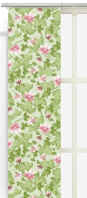 Grön panelgardin med blad och rosa blommor upphängd framför fönster
