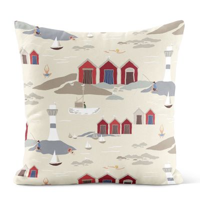 Kuddfodral med båtar, fyrer, sjöbodar, fiskare och badande människor på beige botten.