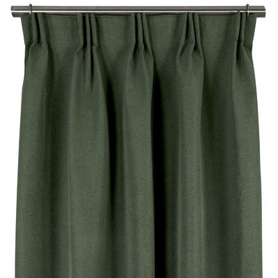 Mörkläggningsgardin i melerad grön färg upphängd på stång med multiband